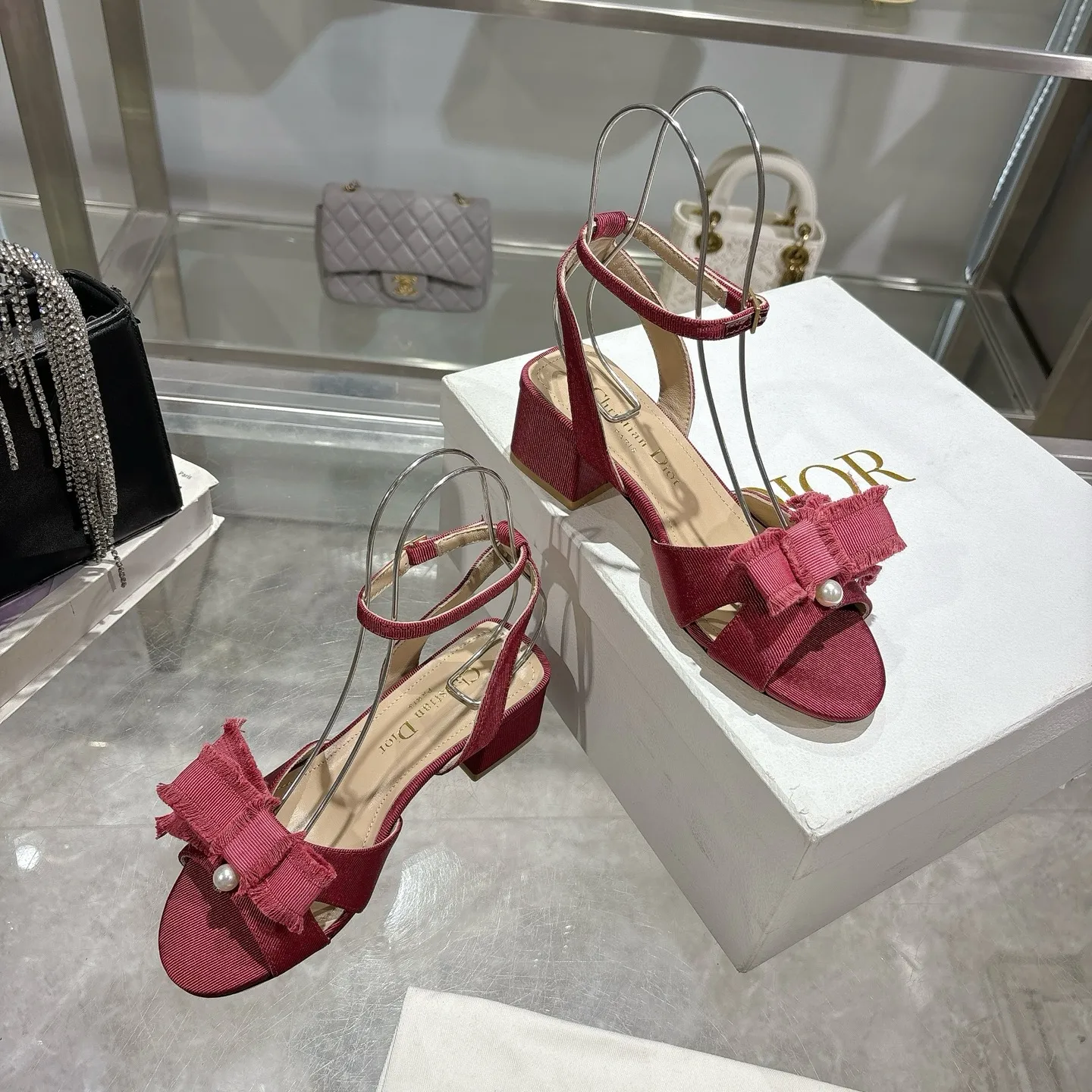👟👟Ex-factory price 520👟👟 🎆Fringed webbing women's shoes Dior Dior 2024 spring and summer catwalk new Adiorble women's shoes CD star's same fashion tassel bow square head pearl letter logo hardware buckle high-heeled hollow sandals The top high-end version on the market Upper: original customized tassel grosgrain Lining: sheepskin lining foot pad Outsole: Italian leather outsole Heel height: 8.5cm Size: 34-41 (34.40.41. Customization is non-refundable)
